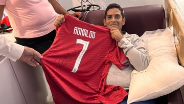Cristiano-Ronaldo-Beri-Jersey-Timnas-Portugal-ke-Korban-Gempa-Venezuela