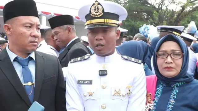 Dari-Sawah-ke-Istana-Anak-Petani-Sumbawa-Resmi-Jadi-Perwira-TNI-AL