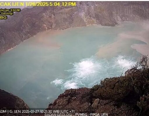 Dinding Kawah Gunung Ijen Longsor, Pengunjung Diminta Jangan Mendekati Dasar Kawah
