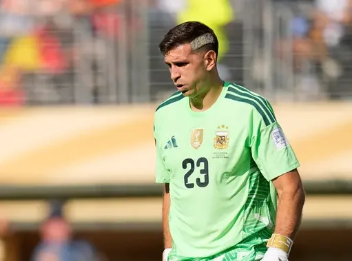 Emiliano Martínez Pertimbangkan Pensiun dari Timnas Argentina Usai Kalah di Final Piala Dunia 2026