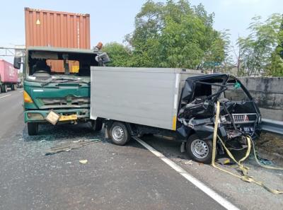 Enam-Mobil-Tabrakan-Beruntun-di-Tol-Bintara-Satu-Sopir-Tewas
