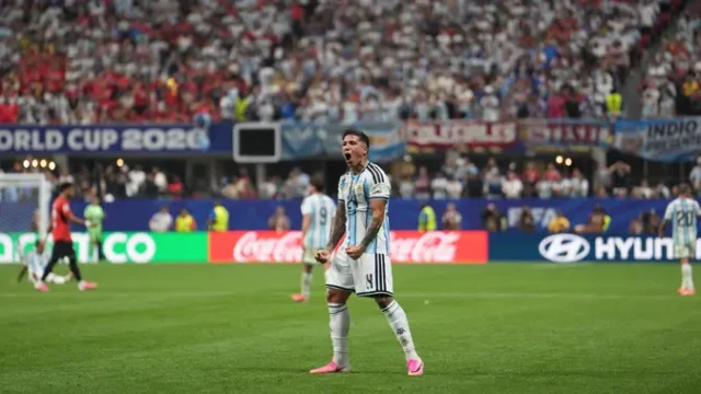Enzo-Fernandez-Catat-Momen-Paling-Emosional-di-Piala-Dunia-2026