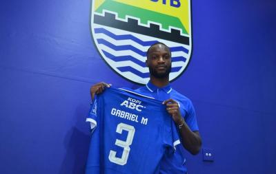 Gabriel-Mutombo-Kenakan-Nomor-3-Peninggalan-Kurzawa-di-Persib-Bandung