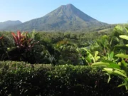 Gunung Arenal Meletus Setelah 400 Tahun Tidur