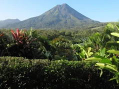 Gunung Arenal Meletus Setelah 400 Tahun Tidur