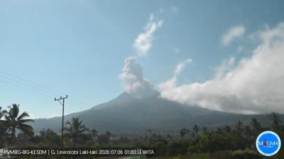 Gunung-Lewotobi-Laki-Laki-Erupsi-Lontarkan-Abu-Vulkanik-Hingga-500-Meter
