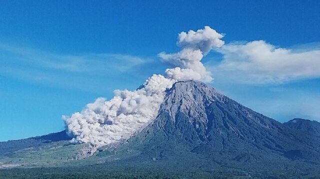 Gunung-Semeru-Erupsi-Semburkan-Abu-Vulkanik-Setinggi-1-Kilometer