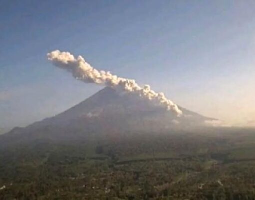 Gunung Semeru Semburkan Abu Vulkanik Hingga 1,2 Kilometer Dinihari