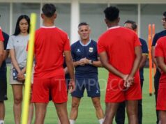 Herdman Pantau Laga Timnas Indonesia dari Tribun untuk Uji Kemandirian Pemain