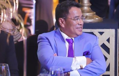Hotman Paris Berangkat ke Singapura untuk Pengobatan Saraf Kejepit