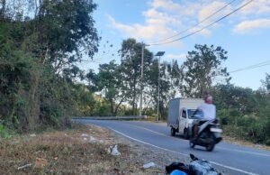 Sampah Plastik Kotori Ruas Benete–Maluk, Pengguna Jalan Soroti Kepedulian Pihak Tambang