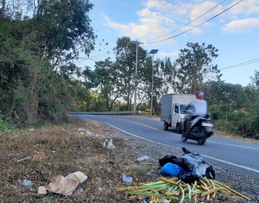 Sampah Plastik Kotori Ruas Benete–Maluk, Pengguna Jalan Soroti Kepedulian Pihak Tambang