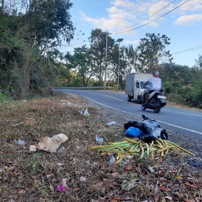 Sampah Plastik Kotori Ruas Benete–Maluk, Pengguna Jalan Soroti Kepedulian Pihak Tambang