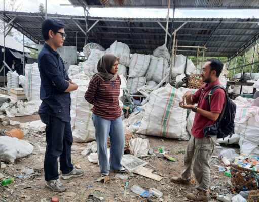 Tim Veolia Tinjau Potensi Daur Ulang PET di Unit Bank Sampah Kuli Farm Sumbawa Barat