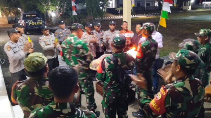 Sempat Bikin Tegang! Puluhan Prajurit TNI ‘Geruduk’ Polsek Maluk, Ternyata Bawa Kejutan Hari Bhayangkara ke-80