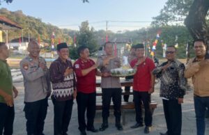 Kejutan HUT Bhayangkara ke-80, Camat Maluk dan Kepala Desa Datangi Mapolsek, Perkuat Sinergi untuk Keamanan Daerah