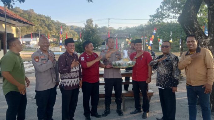 Kejutan HUT Bhayangkara ke-80, Camat Maluk dan Kepala Desa Datangi Mapolsek, Perkuat Sinergi untuk Keamanan Daerah