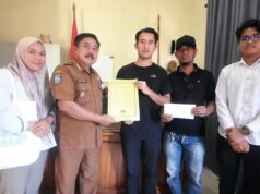 KNPI Kecamatan Maluk Bersama Pemdes Benete dan Camat Maluk Serahkan Bantuan Sosial untuk Balita Pengidap Kanker