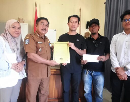 KNPI Kecamatan Maluk Bersama Pemdes Benete dan Camat Maluk Serahkan Bantuan Sosial untuk Balita Pengidap Kanker