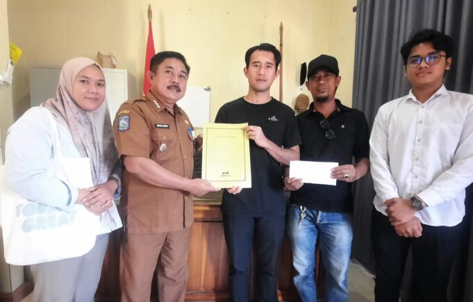 KNPI Kecamatan Maluk Bersama Pemdes Benete dan Camat Maluk Serahkan Bantuan Sosial untuk Balita Pengidap Kanker
