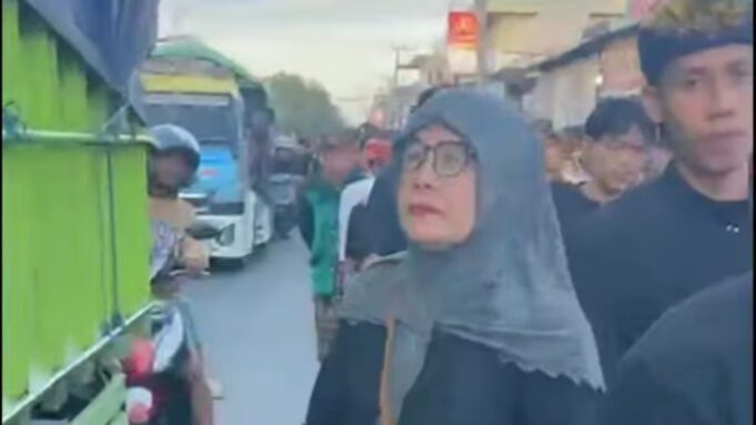 Viral! Aksi Kepala Desa Perempuan Turun Langsung Atasi Kemacetan Tuai Pujian Warga