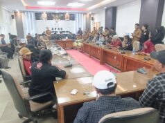 Usai Rapat Paripurna DPRD Sumbawa, Bupati Ladeni Demonstran Soal Pengelolaan Tambang Rakyat Salonong Bukit Lestari