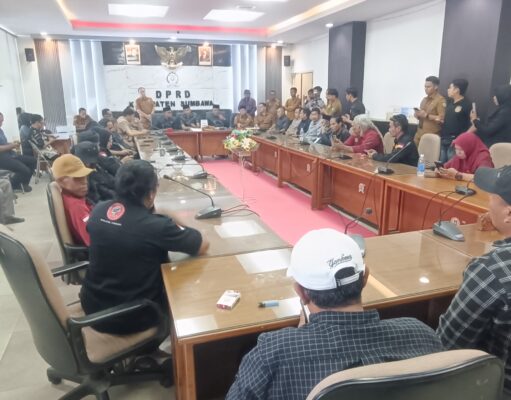 Usai Rapat Paripurna DPRD Sumbawa, Bupati Ladeni Demonstran Soal Pengelolaan Tambang Rakyat Salonong Bukit Lestari