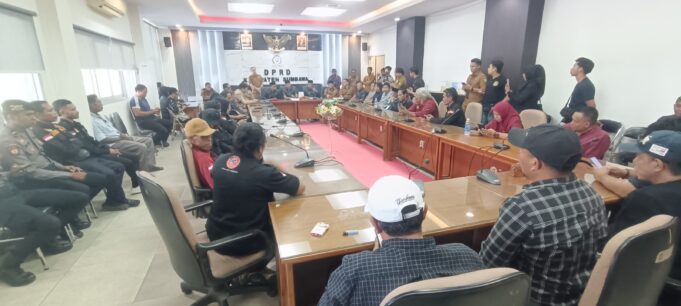 Usai Rapat Paripurna DPRD Sumbawa, Bupati Ladeni Demonstran Soal Pengelolaan Tambang Rakyat Salonong Bukit Lestari