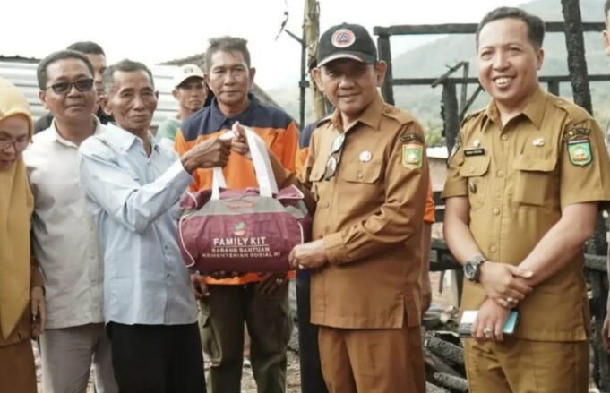 Tinjau Lokasi Kebakaran di Moyo Hulu, Wabup H. Ansori Imbau Warga Waspada Arus Pendek Listrik