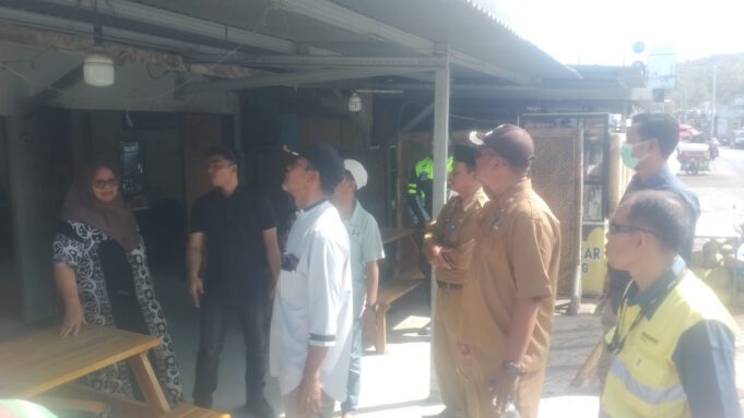 Pemerintah Kecamatan Maluk Lakukan Door to Door Sosialisasi Pengerukan Sedimentasi Drainase Jalan Utama