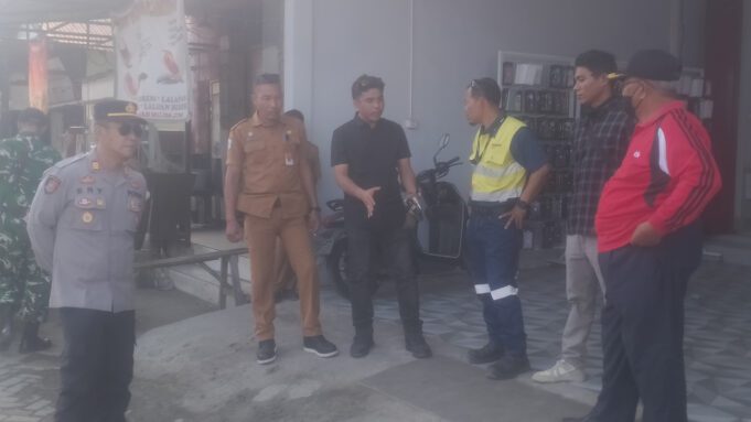 Rizal Fikri Dampingi Tim Terpadu Sosialisasi Door to Door Pengerukan Sedimentasi Drainase Jalan Utama Kecamatan Maluk