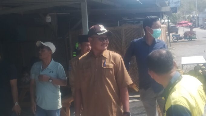 Kepala Desa Mantun Heri Wibowo, SST Sosialisasikan Pengerukan Sedimentasi Drainase di Sepanjang Jalan Negara