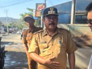 Pengangkatan Sedimentasi Drainase Jalan Utama Kecamatan Maluk Mulai Dikerjakan