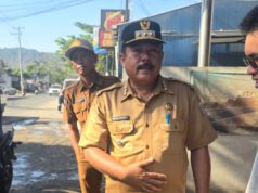 Pengangkatan Sedimentasi Drainase Jalan Utama Kecamatan Maluk Mulai Dikerjakan