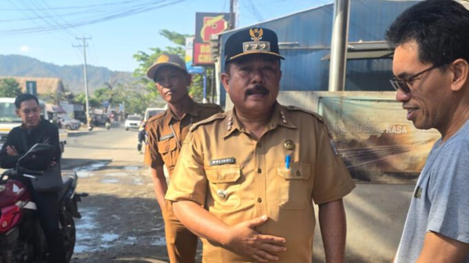 Pengangkatan Sedimentasi Drainase Jalan Utama Kecamatan Maluk Mulai Dikerjakan