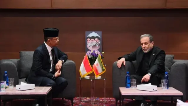 Indonesia-Jadi-Delegasi-Pertama-Beri-Penghormatan-di-Makam-Ali-Khamenei