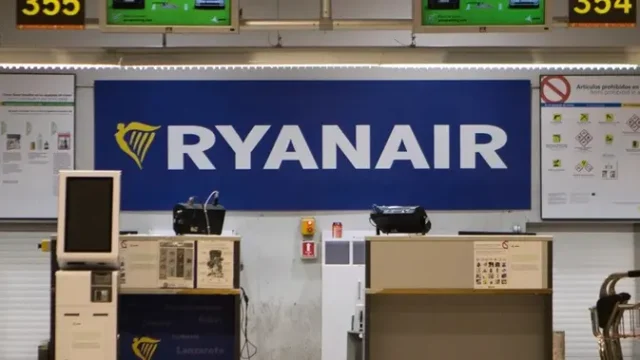 Jendela-Pesawat-Ryanair-Terlepas-Penumpang-Nyaris-Tersedot-Keluar