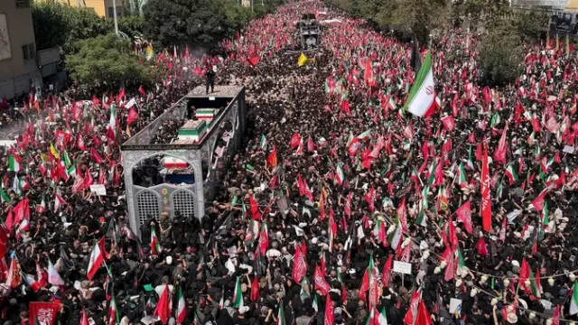 Jutaan-Warga-Iran-Antarkan-Khamenei-ke-Peristirahatan-Terakhir