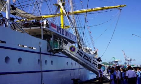 KRI Bima Suci Picu Antusiasme Masyarakat Sulut di Hari Terakhir Open Ship