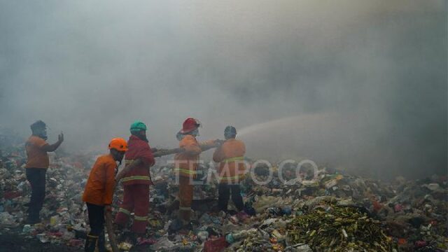 Kebakaran-TPA-Jatiwaringin-Akumulasi-Kegagalan-Sistem-Sampah-Nasional