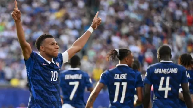 Kylian-Mbappe-Sabet-Tiga-Sepatu-Emas-dalam-Satu-Tahun-Rekor-Belum-Pernah-Terjadi