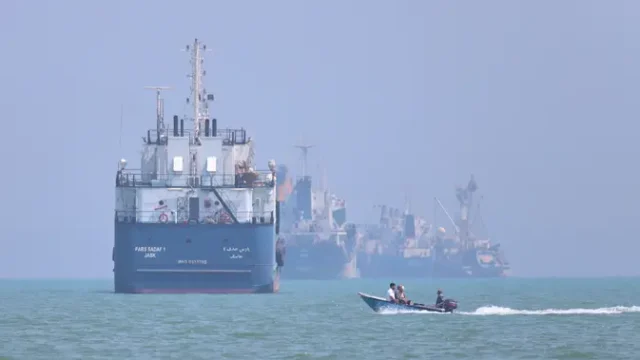 Lalu-Lintas-Selat-Hormuz-Nyaris-Terhenti-Usai-Serangan-AS-ke-Iran