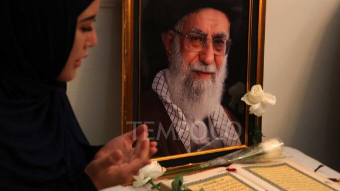 Lantunan Doa dan Ratusan Ribu Umat Memenuhi Teheran di Hari Kedua Pemakaman Khamenei