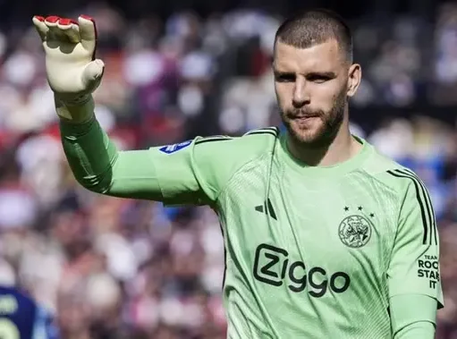 Maarten Paes Siap Tampil sebagai Starter di Conference League Bersama Ajax