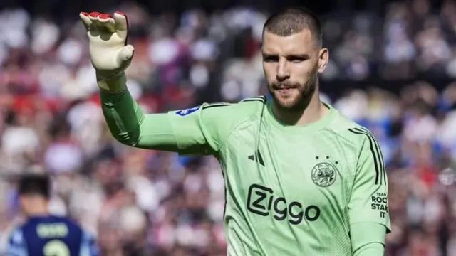 Maarten-Paes-Siap-Tampil-sebagai-Starter-di-Conference-League-Bersama-Ajax