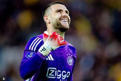 Maarten-Paes-Terancam-Posisi-Utama-Usai-Ter-Stegen-Gabung-Ajax
