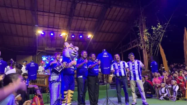 Mariano-Peralta-Resmi-Gabung-Persib-Hingga-2028-Diperkenalkan-di-Saung-Angklung-Udjo