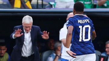 Mbappe-Gemilang-Deschamps-Membungkuk-Tanda-Kehormatan