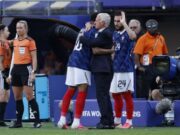 Mbappe Peluk Deschamps, Haru di Tengah Duka Sang Pelatih
