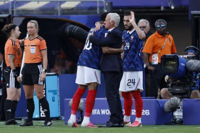 Mbappe-Peluk-Deschamps-Haru-di-Tengah-Duka-Sang-Pelatih